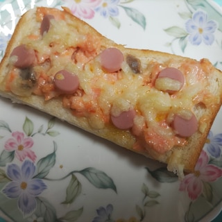 鮭マヨと魚肉ソーセージのチーズトースト